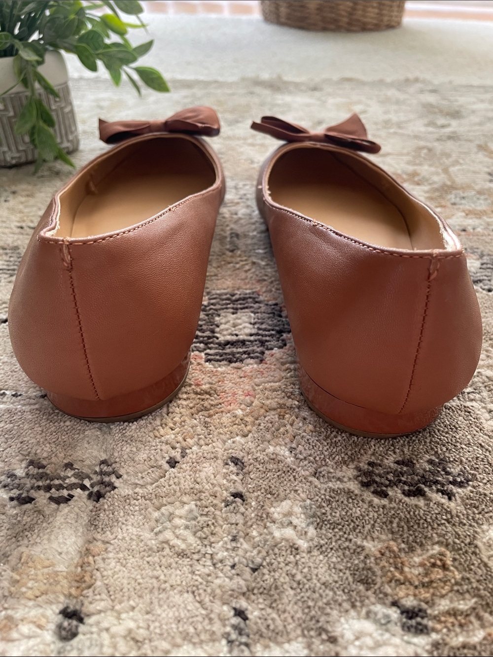 Kenneth Cole Reaction Brown Bow Pointed Toe Flats - Picture 6 of 11